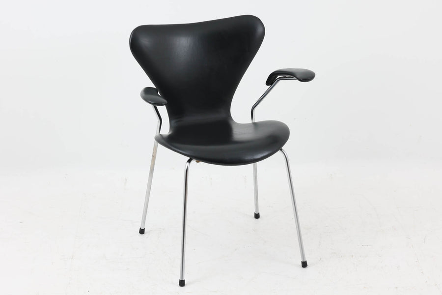 北欧より買い付けました。Arne Jacobsenデザインのセブンチェアです。アーム付きの本革モデルです。1980～1990年代頃に製造されたものと推測され、使い込まれた本革の質感が魅力的な一品です。