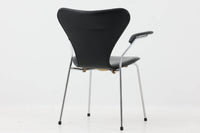 北欧より買い付けました。Arne Jacobsenデザインのセブンチェアです。アーム付きの本革モデルです。1980～1990年代頃に製造されたものと推測され、使い込まれた本革の質感が魅力的な一品です。