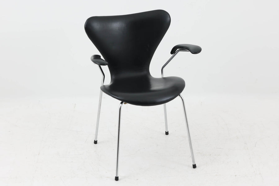 北欧より買い付けました。Arne Jacobsenデザインのセブンチェアです。アーム付きの本革モデルです。1980～1990年代頃に製造されたものと推測され、使い込まれた本革の質感が魅力的な一品です。