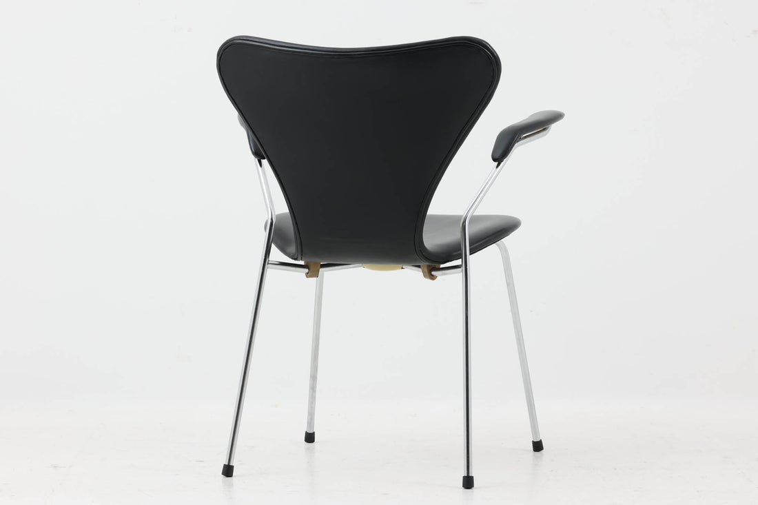 北欧より買い付けました。Arne Jacobsenデザインのセブンチェアです。アーム付きの本革モデルです。1980～1990年代頃に製造されたものと推測され、使い込まれた本革の質感が魅力的な一品です。