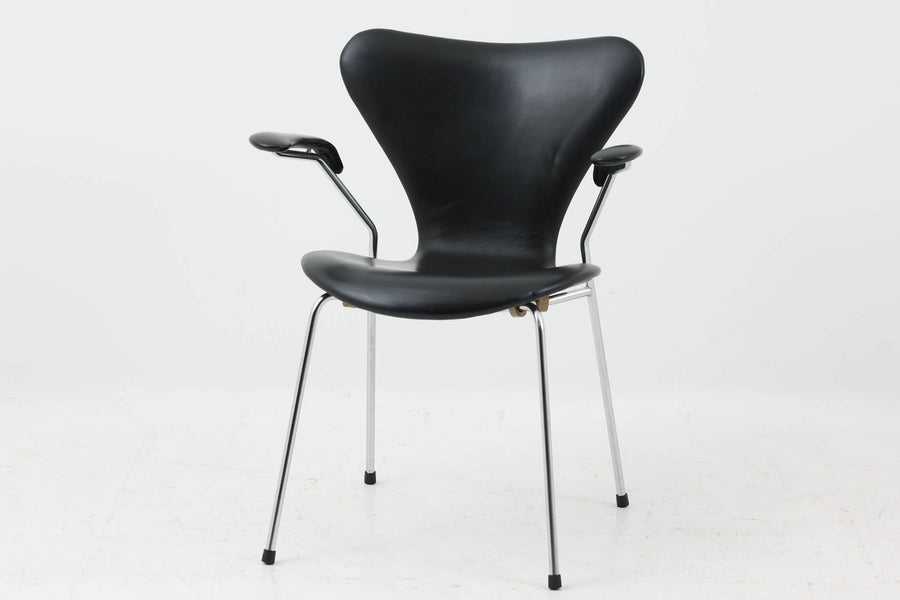 北欧より買い付けました。Arne Jacobsenデザインのセブンチェアです。アーム付きの本革モデルです。1980～1990年代頃に製造されたものと推測され、使い込まれた本革の質感が魅力的な一品です。