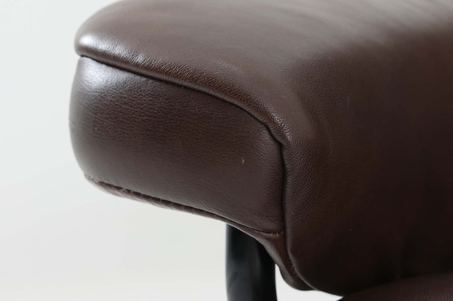 ノルウェーの家具メーカー"EKORNES"社によるストレスレスチェアです。名前の通り、ストレスを感じない快適な座り心地です。リクライニングも可能でリラックスタイムにお勧めです。本革が贅沢に使用されていますので、高級感がございます。こちらはクラウンシリーズで、使い勝手の良いMサイズです。オットマンは付属しません。本体のみの販売となります。