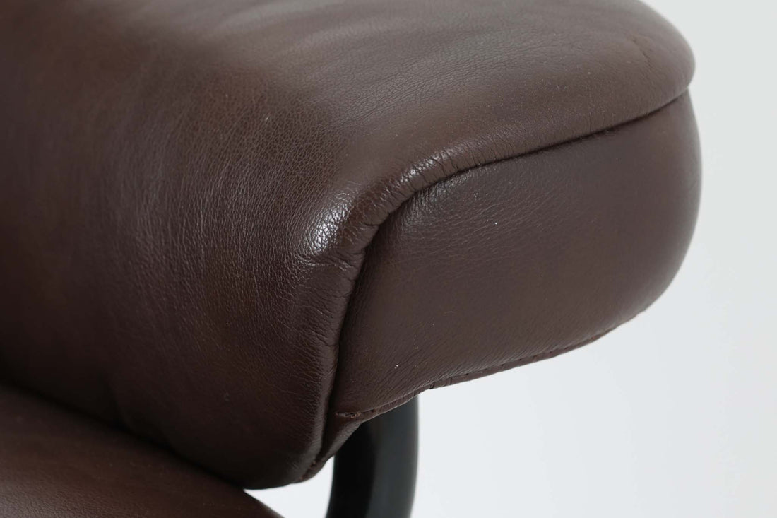 ノルウェーの家具メーカー"EKORNES"社によるストレスレスチェアです。名前の通り、ストレスを感じない快適な座り心地です。リクライニングも可能でリラックスタイムにお勧めです。本革が贅沢に使用されていますので、高級感がございます。こちらはクラウンシリーズで、使い勝手の良いMサイズです。オットマンは付属しません。本体のみの販売となります。