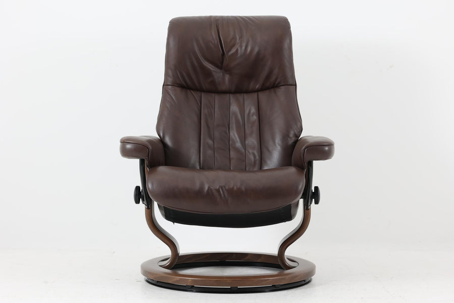 ノルウェーの家具メーカー"EKORNES"社によるストレスレスチェアです。名前の通り、ストレスを感じない快適な座り心地です。リクライニングも可能でリラックスタイムにお勧めです。本革が贅沢に使用されていますので、高級感がございます。こちらはクラウンシリーズで、使い勝手の良いMサイズです。オットマンは付属しません。本体のみの販売となります。